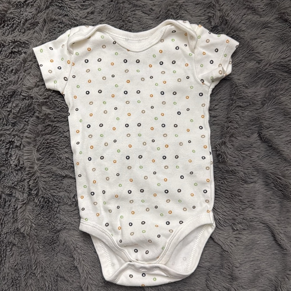Lot of SIX baby onesies - Picture 4 of 7